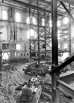 The gutted interior of the White House, May 1950 The Shell of the White House during the Renovation-05-17-1950.jpg