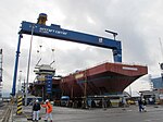 Portalkranen från ZPMC, vid torrdockan för byggande av brittiska hangarfartyget HMS Prince of Wales på Rosyth Dockyard, 2019