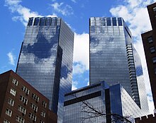 De torens van Time Warner Center gezien vanaf Tenth Avenue