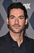 Tom Ellis jwe kòm Lucifer Morningstar ak Michel Dermugios.