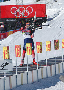 [1] ein Biathlet beim Schießen