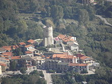 La torre e l'abitato di Summonte visti da Montevergine