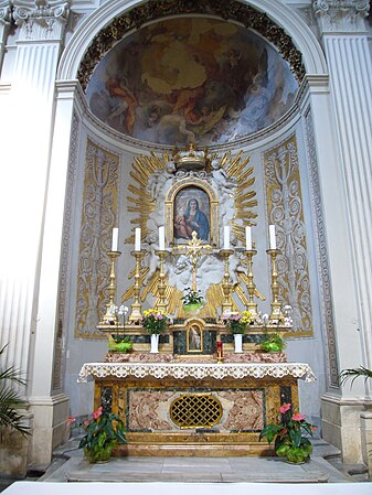 Altar-mor e a milagrosa Madonna della Luce.