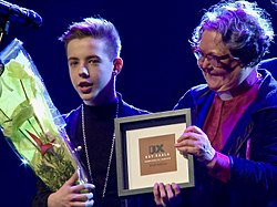 Tuure Boelius helmikuussa 2017 voitettuaan Vuoden homo -palkinnon QX Gay Gaalassa.