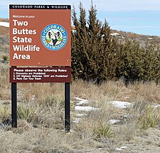 Знак за зоната на дивата природа от две страни на Buttes.JPG