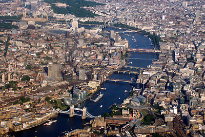 A view of bridges in the City of London, looking westwards (upstream): Tower Bridge to Westminster Bridge UK Londen 20040713 18891.JPG
