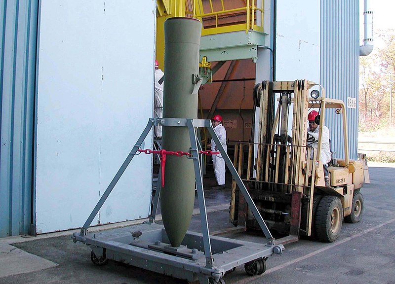 File:US Navy 020305-N-6208N-001 Thermobaric bomb ready for shipping.jpg