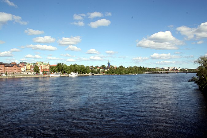 De rivier de Umeälven, terwijl deze door Umeå stroomt