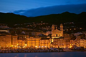 Vista da catedral de São João Batista (ao fundo) e o porto (em primeiro plano).