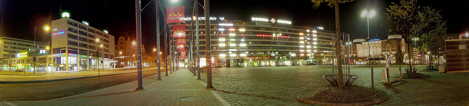 Centre-ville de Vaasa de nuit.