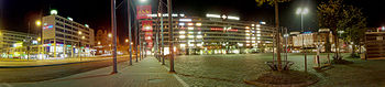 Panorama centra grada u noći.
