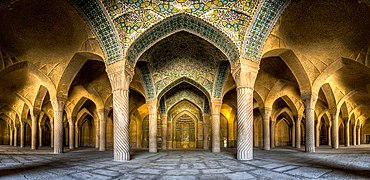 الأعمدة والقناطر بداخل مسجد الوكيل في مدينة شيراز بِإيران. يعود بناء هذا المسجد لِلقرن الثامن عشر الميلاديّ