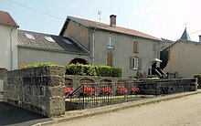 La fontaine-abreuvoir.