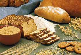 Злаковая крупа, иногда с солью, дрожжами, маслом, водой и специями, придаёт хлебу различный вкус и текстуру