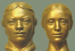 Скулптури на Василий и Татяна Прончишчеви