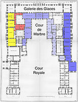 Plattegrond van het middenstuk van het paleis van Versailles (rond 1742) met het grand appartement du roi (donkerblauw), het appartement du roi (blauw), het petit appartement du roi (lichtblauw), het grand appartement de la reine (geel) en het petit appartement de la reine (rood).