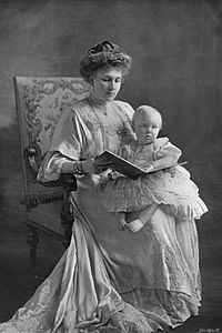 La reina Victòria Eugènia i el príncep d'Astúries (1909).
