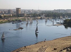 Veduta del centro dalla riva occidentale del Nilo