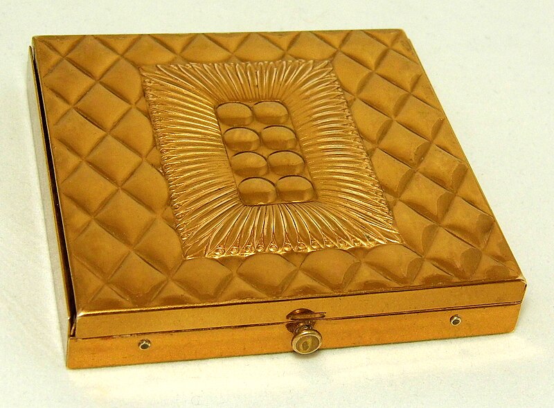 File:Vintage Dorset Fifth Avenue Women's Powder Compact, Measures 3 Inches Square, Made In USA (25262176460).jpg