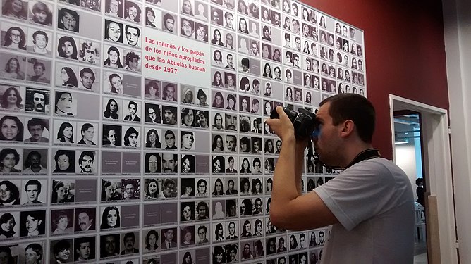 La Casa per la Identitat alberga diverses sales amb mostres fotogràfiques que recorren la història de les Àvies de la Plaça de Mayo i els nets restituïts de la seva identitat