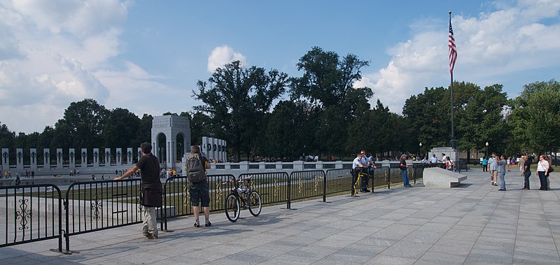 File:WWII Memorial During Government Shutdown 2013.jpg