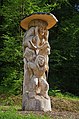 Hexenschuss Eine Skulptur aus einem 120 Jahre alten Lindenbaum WaldMenschen von Thomas Rees ein ständige Ausstellung auf dem Skulpturenpfad des Waldhaus Freiburg