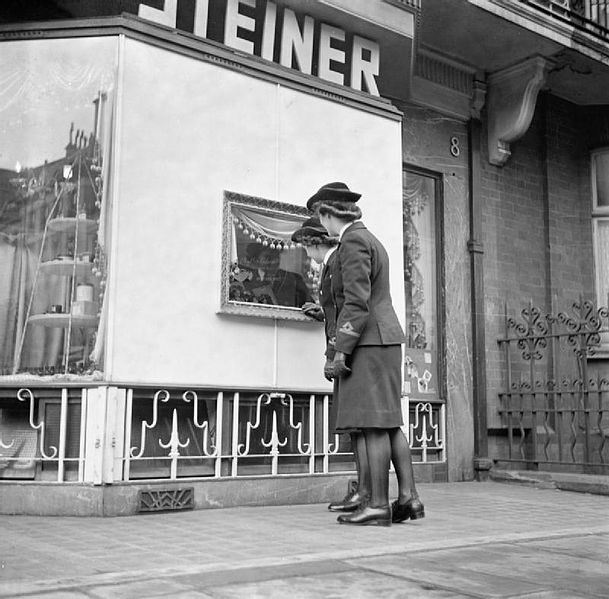 File:Wartime Hair Dresser- the work of Steiner's Salon, Grosvenor Street, London, England, UK, 1944 D18211.jpg