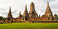 Vue ouest du Wat Chai Watthanaram.