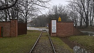 Eingangstor zum polnischen Transitdepot (moderne Rekonstruktion, April 2018)