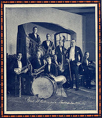 Paul Whiteman met orkest in 1921.