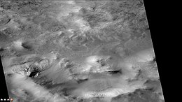 火星勘测轨道器背景相机拍摄的刘歆陨击坑中的尘暴痕迹，照片底部附近的陨坑壁上也可以看到冲沟。注：这是前一幅图像的放大版。