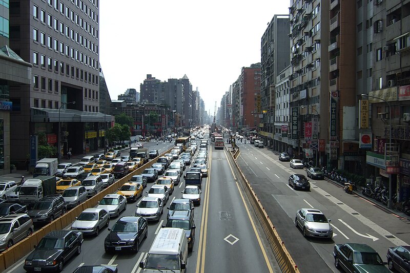 File:Xinyi Road in front of Hsin Ji Building 20070524.jpg