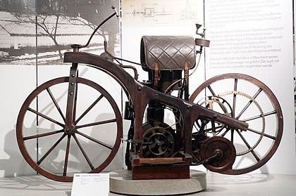 Mijlpaal: De "Einspur" van Gottlieb Daimler was de eerste motorfiets met benzinemotor, Daimler noemde hem Reitwagen of Petroleum-Reitwagen