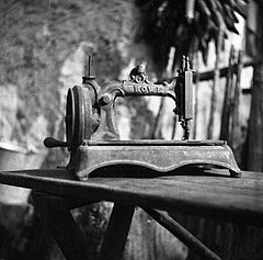 "Mašina"- star ameriški šivalni stroj, Sv. Vrh 1951.jpg