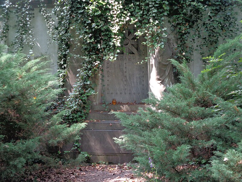 File:Łódź-monumental grave at Old Cemetery (2).jpg