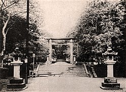 第一代嘉义神社,可见鸟居、社号标及石灯笼(1930年代)