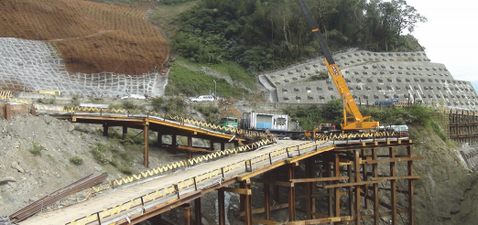 芙谷峩桥施工承包商架设施工平台，以利于50吨吊车与重型机具进驻。