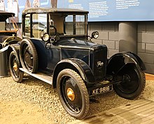 Une automobile ancienne dans un musée.