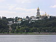 Kyjev Pechersk Lavra, jak je patrné z řeky Dněpr.
