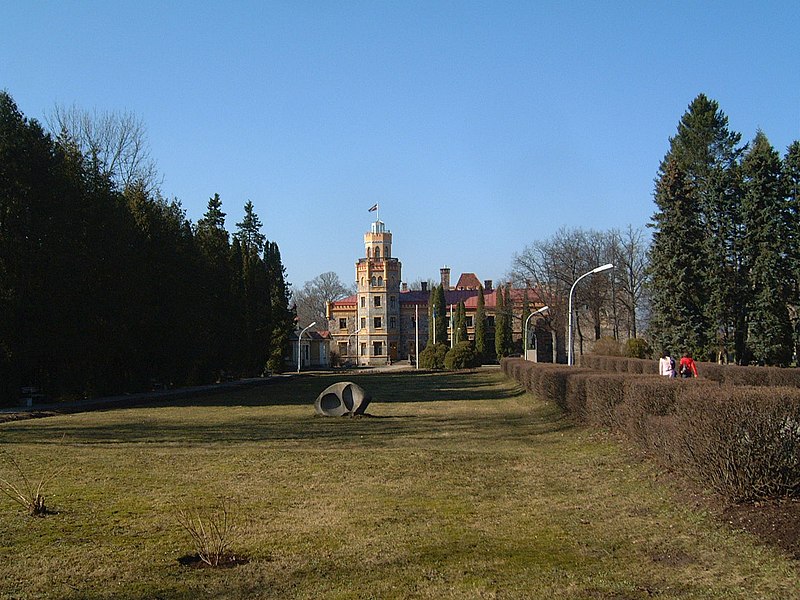 http://upload.wikimedia.org/wikipedia/commons/thumb/b/b4/2007.03.28_44_Castle_Sigulda.jpg/800px-2007.03.28_44_Castle_Sigulda.jpg