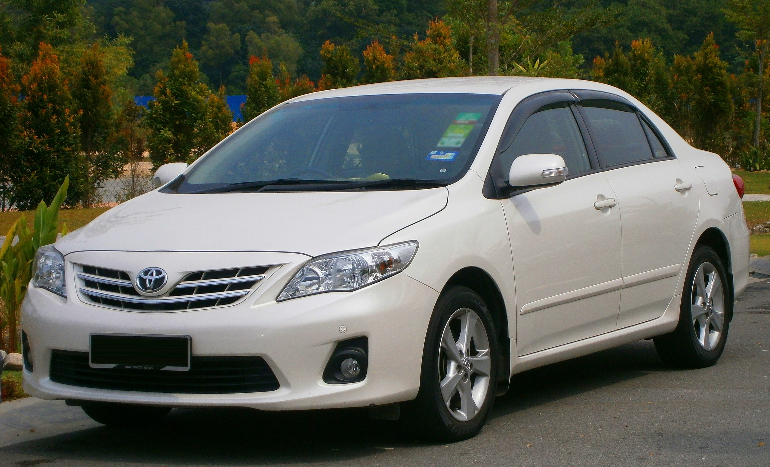 ファイル:2011 Toyota Corolla Altis 1.8E in Puchong, Malaysia (01
