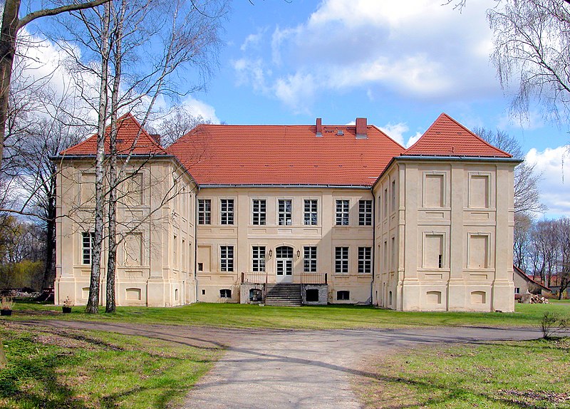 File:20120408100DR Schwante (Oberkrämer) Schloß 06.jpg