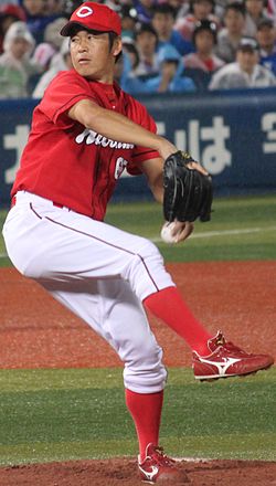 20130908 Юичи Хисамото, питчер команды Hiroshima Toyo Carp, на стадионе Йокогама.JPG