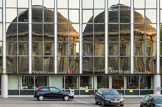 Doppelspiegelung des Bahnhofsgebäudes Köln Messe/Deutz in gegenüberliegender Fensterfassade Double reflection of the train station Köln Messe/Deutz in opposite window facade.