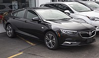 2018 Buick Regal Sportback Preferred II FWD, Ebony Twilight Metallic, קדמי ימין.jpg