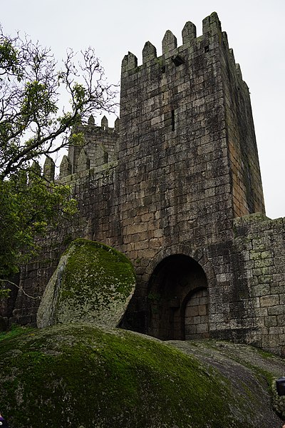 File:20200201 GuimarãesCastle 4415 (49653506533).jpg