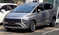 2022 Hyundai Stargazer Prime (Indonesia) front view 01.jpg