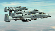 Formace letounů Fairchild A-10 Thunderbolt II z Davisovy–Monthanovy letecké základny nad Arizonou