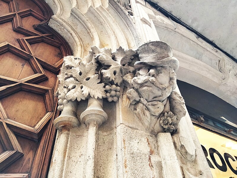 File:574 Casa Francesc Martí Puig, c. Boqueria 12 (Barcelona), capitell del portal.jpg