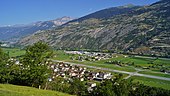 Blick von Ried auf Turtmann mit dem ehemaligen Militärflugplatz und in die Berner Alpen